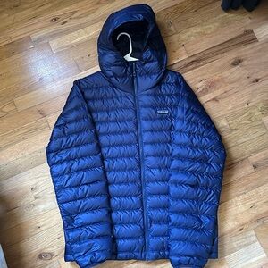 NWOT Patagonia Men’s Down Sweater Hoody in New Navy Large